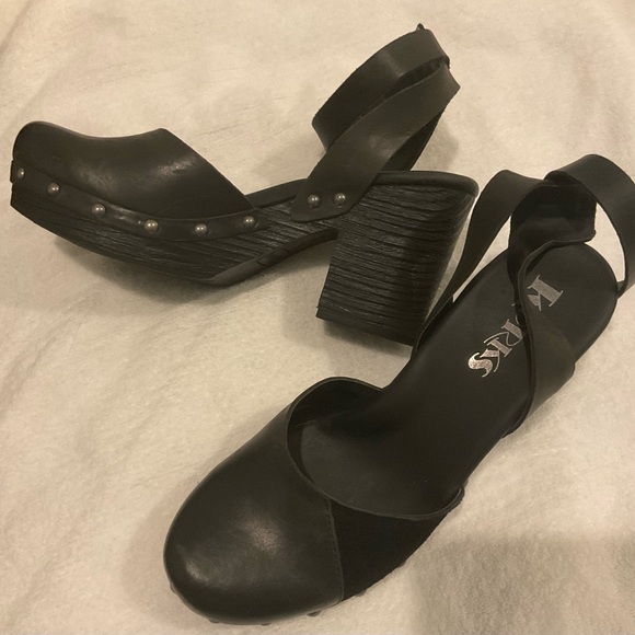 COPY - Korks Black Sandels - Picture 6 of 6